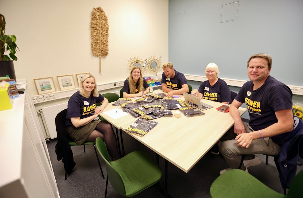 TV-aksjonskomiteen møttes sist uke. Fra venstre Grethe Vangsnes, koordinator TV-aksjon komiteen Tysvær, leder TV-aksjon komiteen Sven Ivar Dybdal, koordinatorene i TV-aksjonen Rogaland Ane Haughom og Jorunn B. Eia, og fylkesaksjonsleder i TV-aksjonen Anders Vedholm.