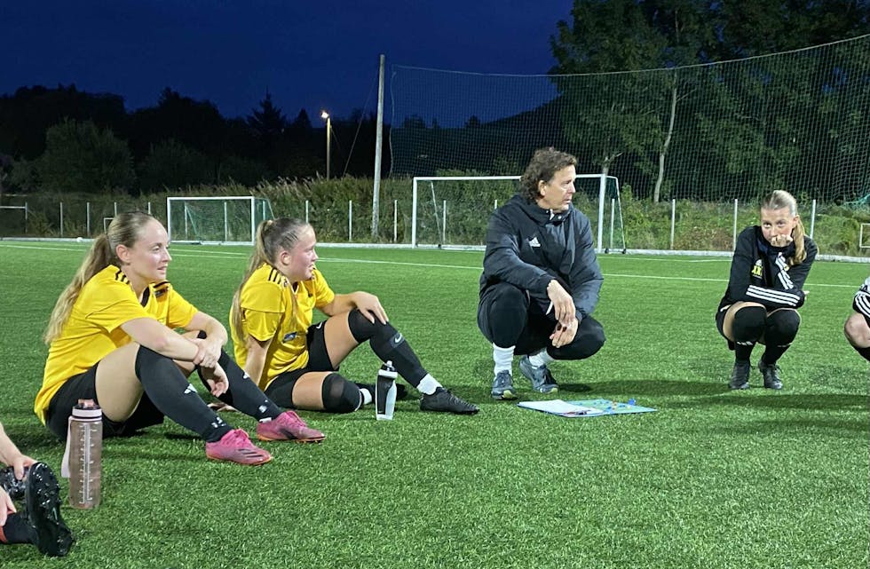 Solveig Egge (tv)med comeback etter et par år i Hinna. Spilte ein god kamp, inntil hun måtte ut med en kjenning i låret. Foto: Asbjørn Bakken