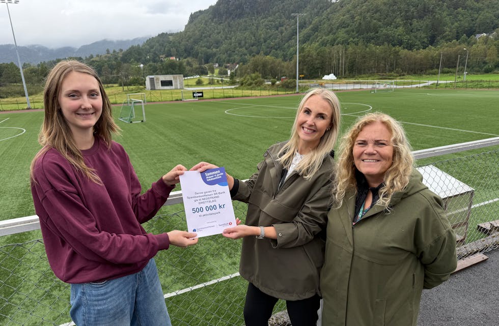 Mandag tildelte Sparebankstiftelsen 500.000 kroner til Nedstrand IL, her representert ved Malin Mæland (t.v). Banksjef Inger Rossebø (t.h) og Kristine Heiland Brekke fra SpareBank1 Sør-Norge heier på tiltaket som fremmer aktivitet for barn og unge.