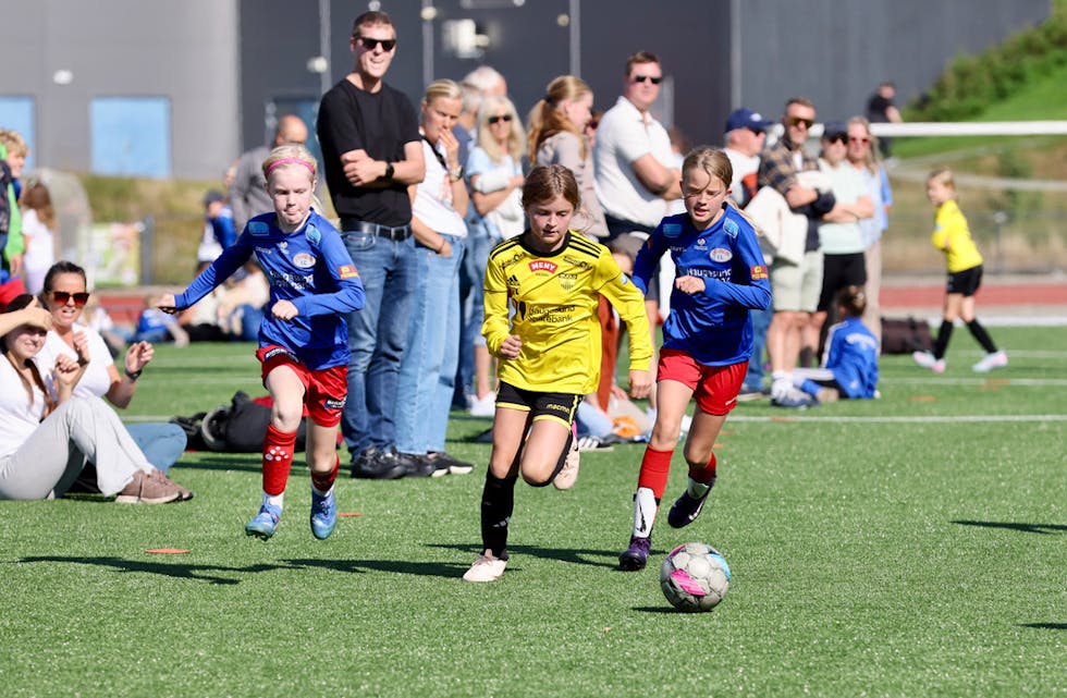 Det ble flere kamper mellom naboklubbene Skjold og Stegaberg. Snart vil disse jentene spille på samme lag om det gode samarbeidet mellom klubbene fortsetter. Foto: Alf-Einar Kvalavåg