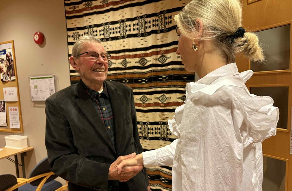 Nils Øie slår av en prat med dirigent Siri Kval Ødegård.