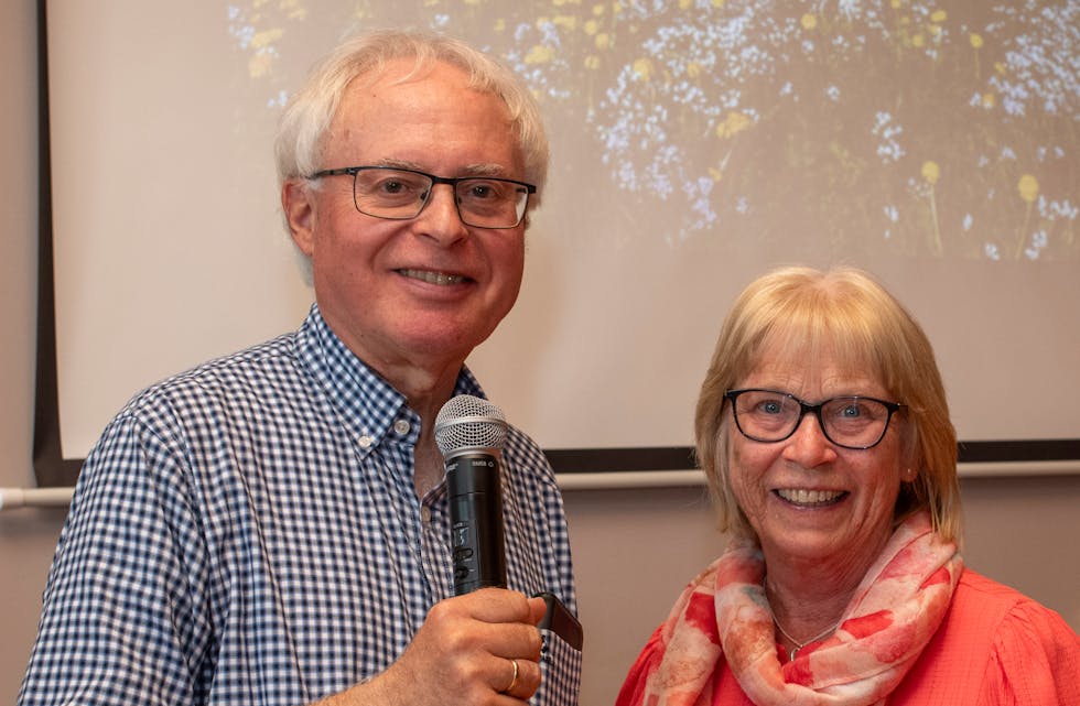 Asbjørn og Magni Erdal har reist land og strand rundt, og tok med seg bilde og opplevingar til lunsjtreffet i Aksdal kyrkje.