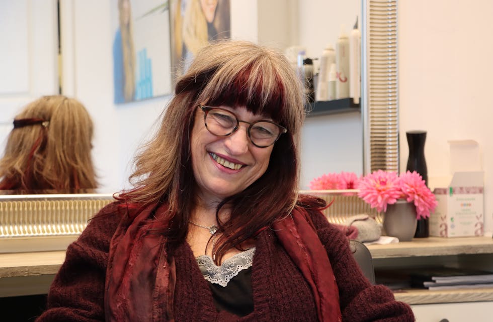 Vigdis B. Nes får mange positive kommentarer om parykken. Den er laget av hennes eget og sønnens hår. Sønnens hår har en tendens til å krølle seg, noe Vigdis liker å bemerke: – Hvis jeg vil være ekstra fin på håret en dag så kan jeg bare gå ut i fuktig vær, så krøller det seg, sier hun med et glimt i øyet.