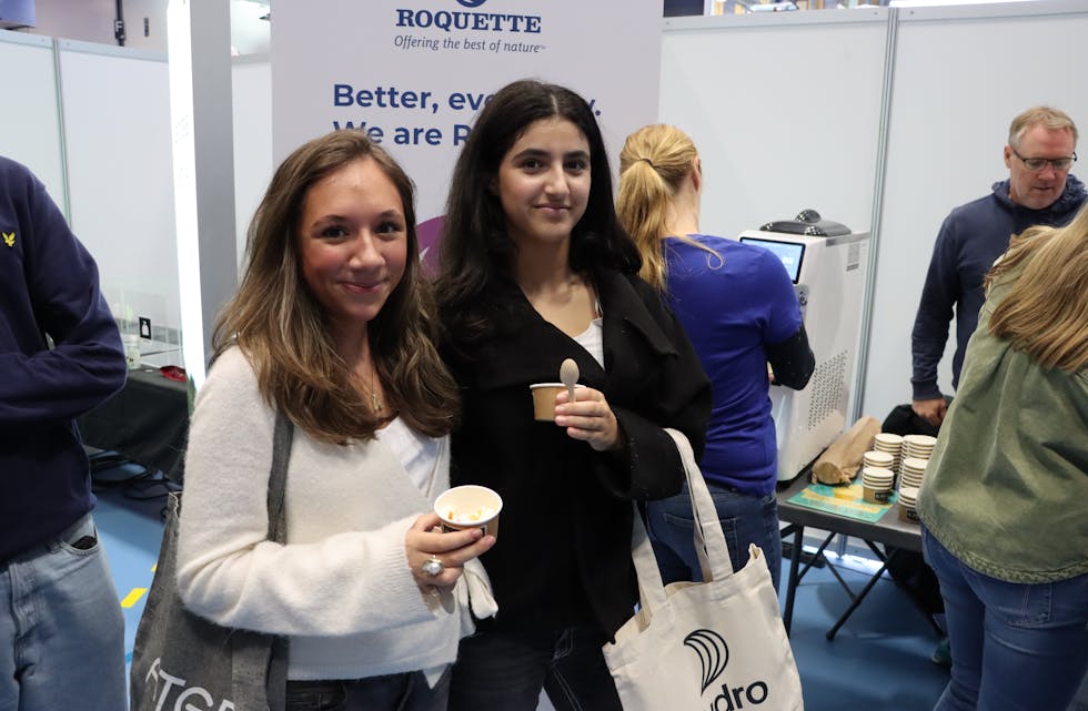 Ada Madsen (14) og Betul Cayli (15)(t.h) synes det er vanskelig å bestemme seg for en konkret retning. – Jeg er litt redd for å velge feil, sier Ada.