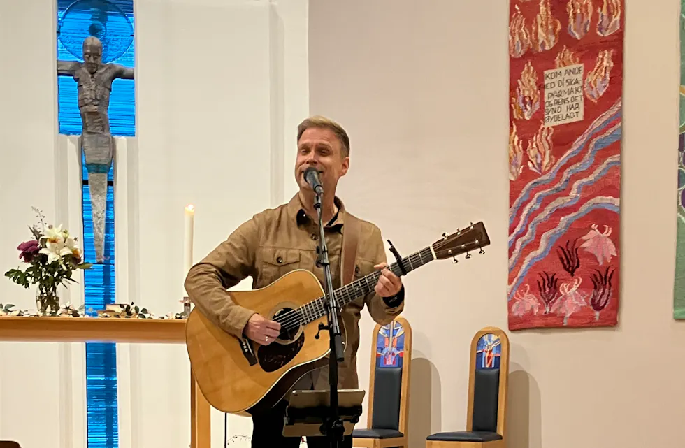Det var mange tilhøyrarar i Aksdal kyrkje fredag som fekk gjenhøyr med vakre melodiar og meiningsfulle tekstar då Christian Ingebrigtsen hadde konsert.