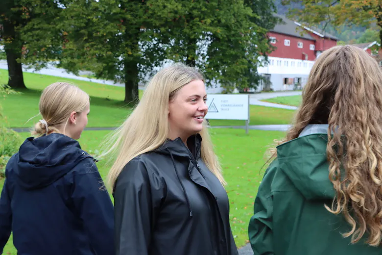– Jeg er egentlig allergisk mot hund og mye mer, men har alltid hatt interesse for dyr. Så da jeg fikk meg en hund for to år siden fant jeg ut av at det er dette jeg ønsker å drive med, forteller Ronja Østebøvik.