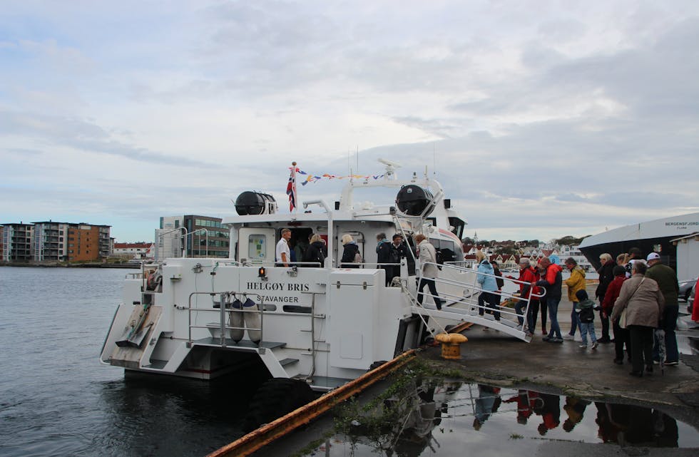 Gjestene fra cruiseskipet Mein Schiff går ombord skyssbåten Helgøy Bris, som skal frakte dem sjøveien fra Garpaskjær til Borgøy i Tysvær.