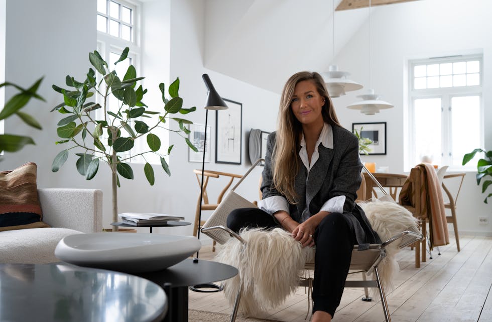 Mari Staveland har en forkjærlighet for design, interiør og arkitektur. Hun er utdannet eiendomsmegler, og for seks år siden startet hun eget selskap innen boligfotografering og rådgivning. Foto: Privat