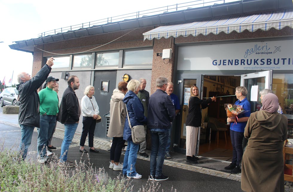 Lang kø utanfor Galleri Normisjon då dei opna ny og fresh butikk i Aksdal tysdag. Senterleiar Elisabeth Brekke Førland klipte snora og hadde med blomster til Ingunn Moi og dei frivillige som driv butikken