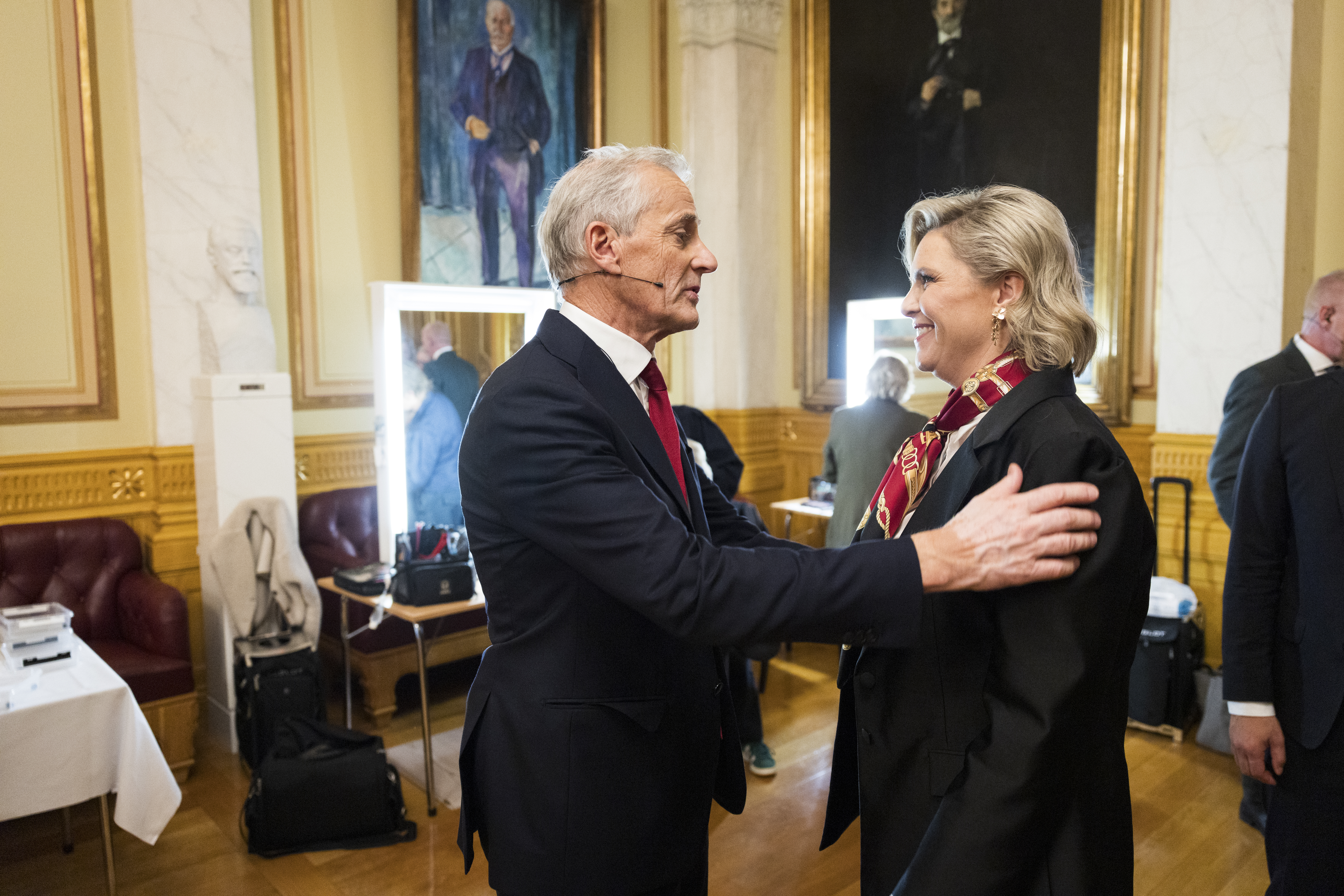 Statsminister Jonas Gahr Støre (A) og Sylvi Listhaug (FrP) i Eidsvollsgalleriet under valgnatten på Stortinget. Foto: Peter Mydske / Stortinget
