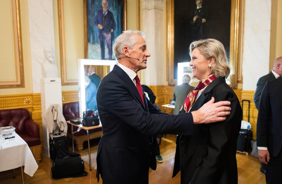 Statsminister Jonas Gahr Støre (A) og Sylvi Listhaug (FrP) i Eidsvollsgalleriet under valgnatten på Stortinget. Foto: Peter Mydske / Stortinget