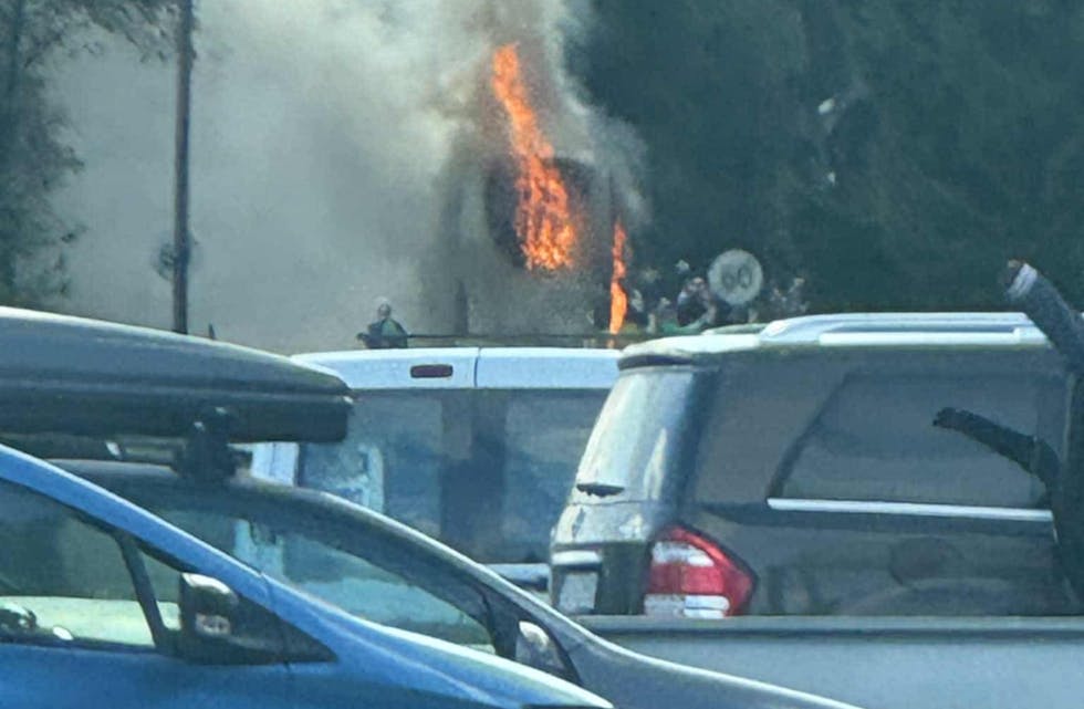 Det brenner i en buss på Haukelivegen i Knapphus.