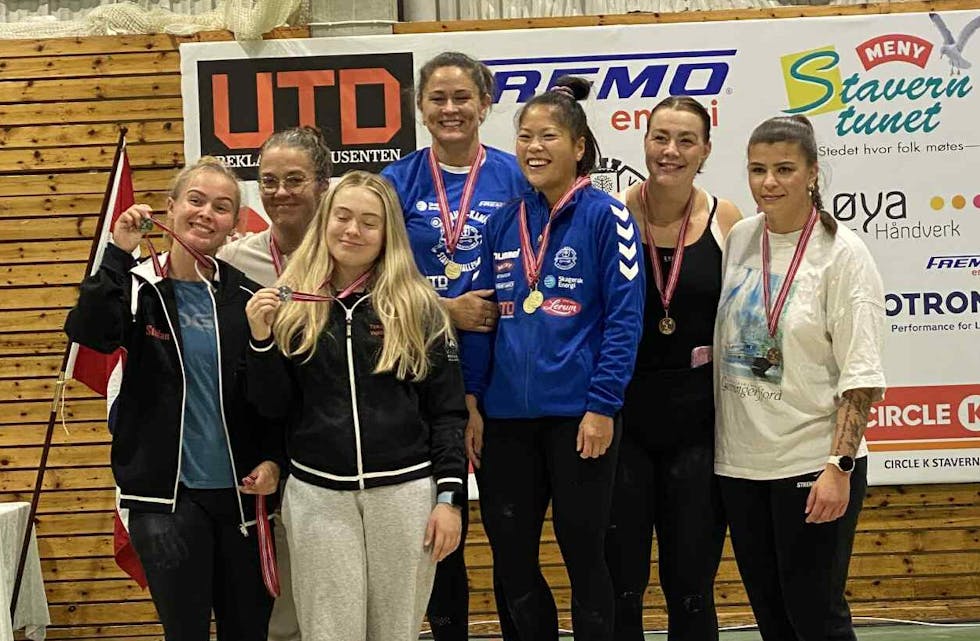 Tre av Tysvær-løfterne (t.v.) fikk plass på pallen da de sikret seg NM-gull i 5-kamp. Foto: Privat