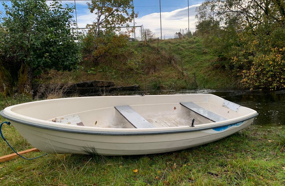 Denne båten har tatt seg en tur på egenhånd i Grindeelva. Ligger ved Skjoldhallen. Foto: Ingrid Mortveit