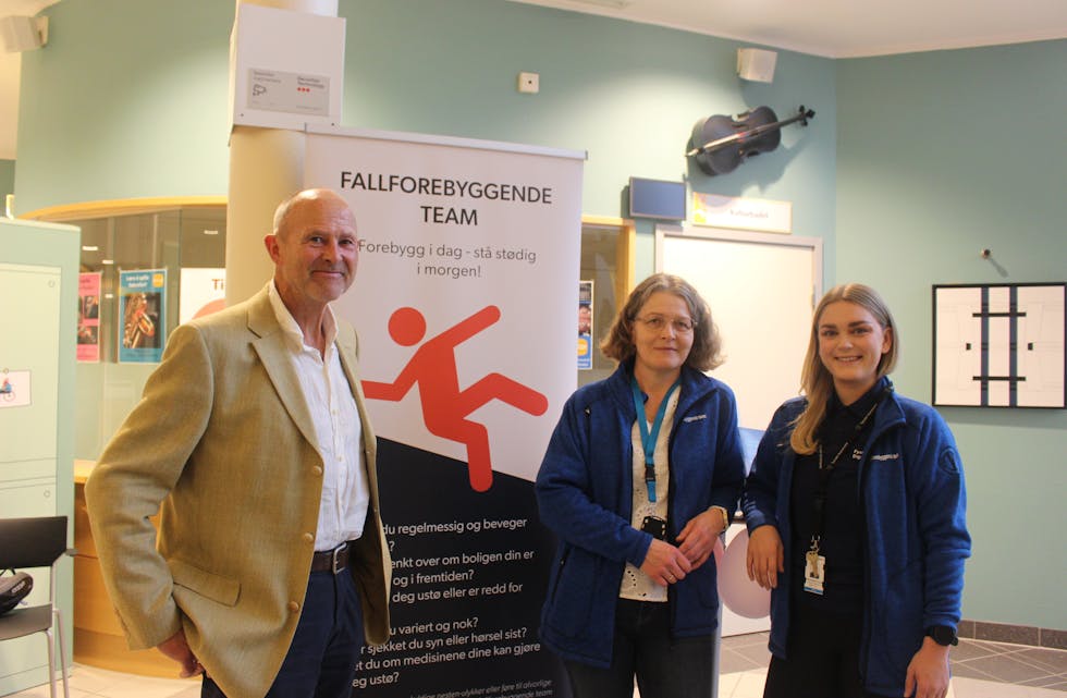 Eyvin Bjørnstad frå Skadeforebyggende forum i Oslo var til stades for å sertifisere Tysvær som eit Trygt lokalsamfunn. Annbjørg Ørke og Oda Rossebø Knudsen er med i det fallforebyggande teamet som er etablert i Tysvær.