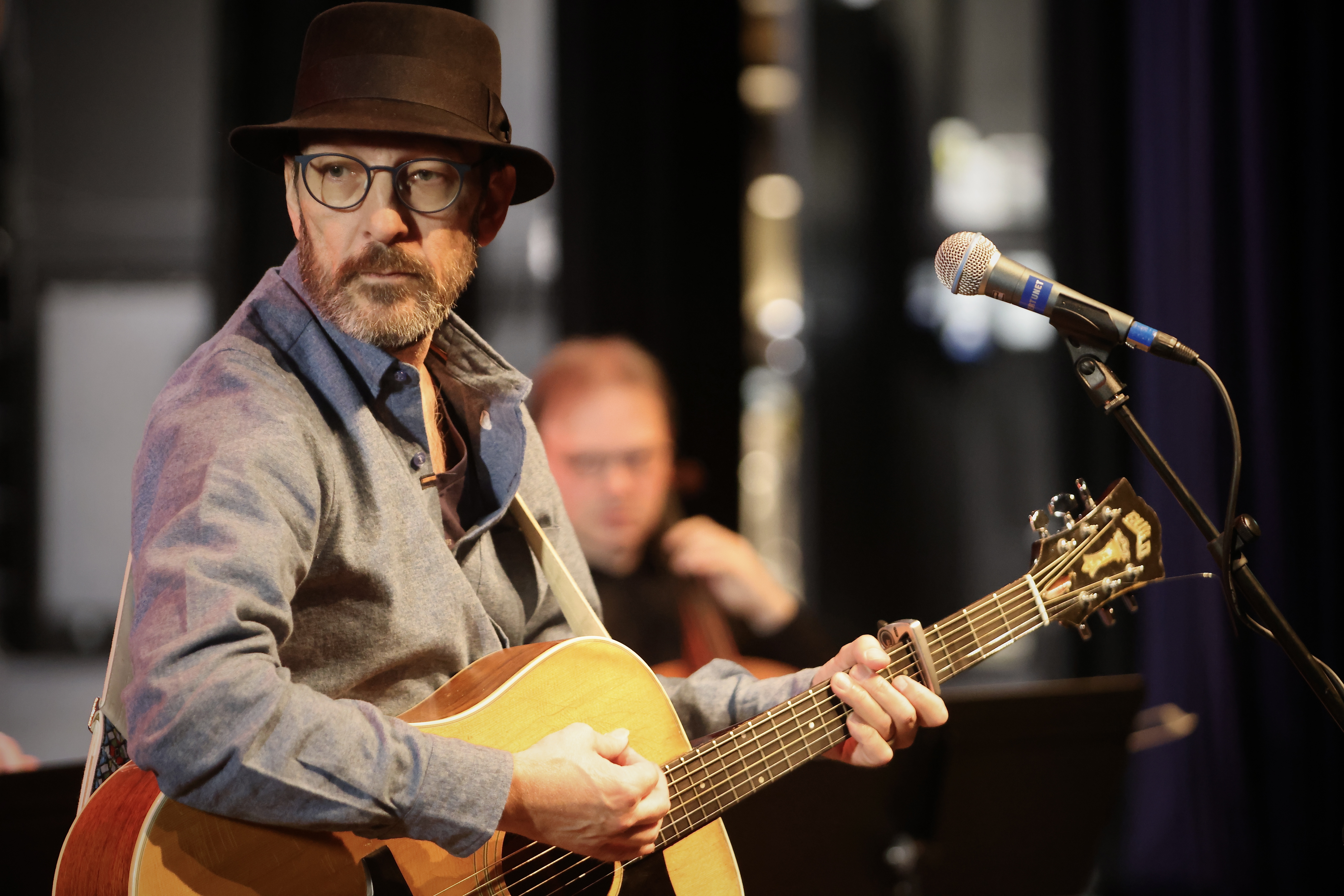 Tom Roger Aadland blir bokbadet av sokneprest Dag Tormod Milje i Nedstrand kyrkje under årets bLEST. Arkivfoto: Alf-Einar Kvalavåg
