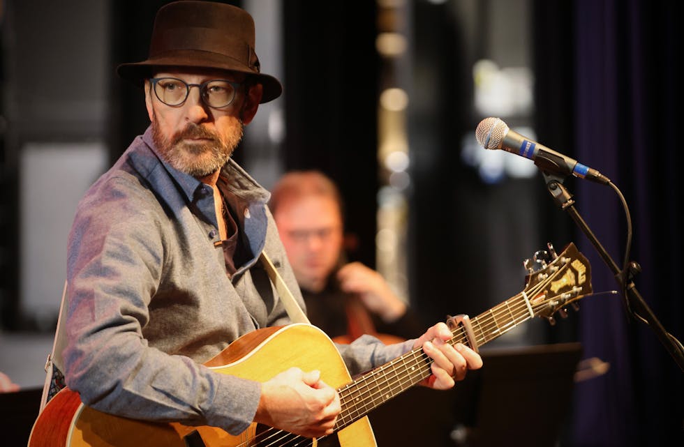 Tom Roger Aadland blir bokbadet av sokneprest Dag Tormod Milje i Nedstrand kyrkje under årets bLEST. Arkivfoto: Alf-Einar Kvalavåg