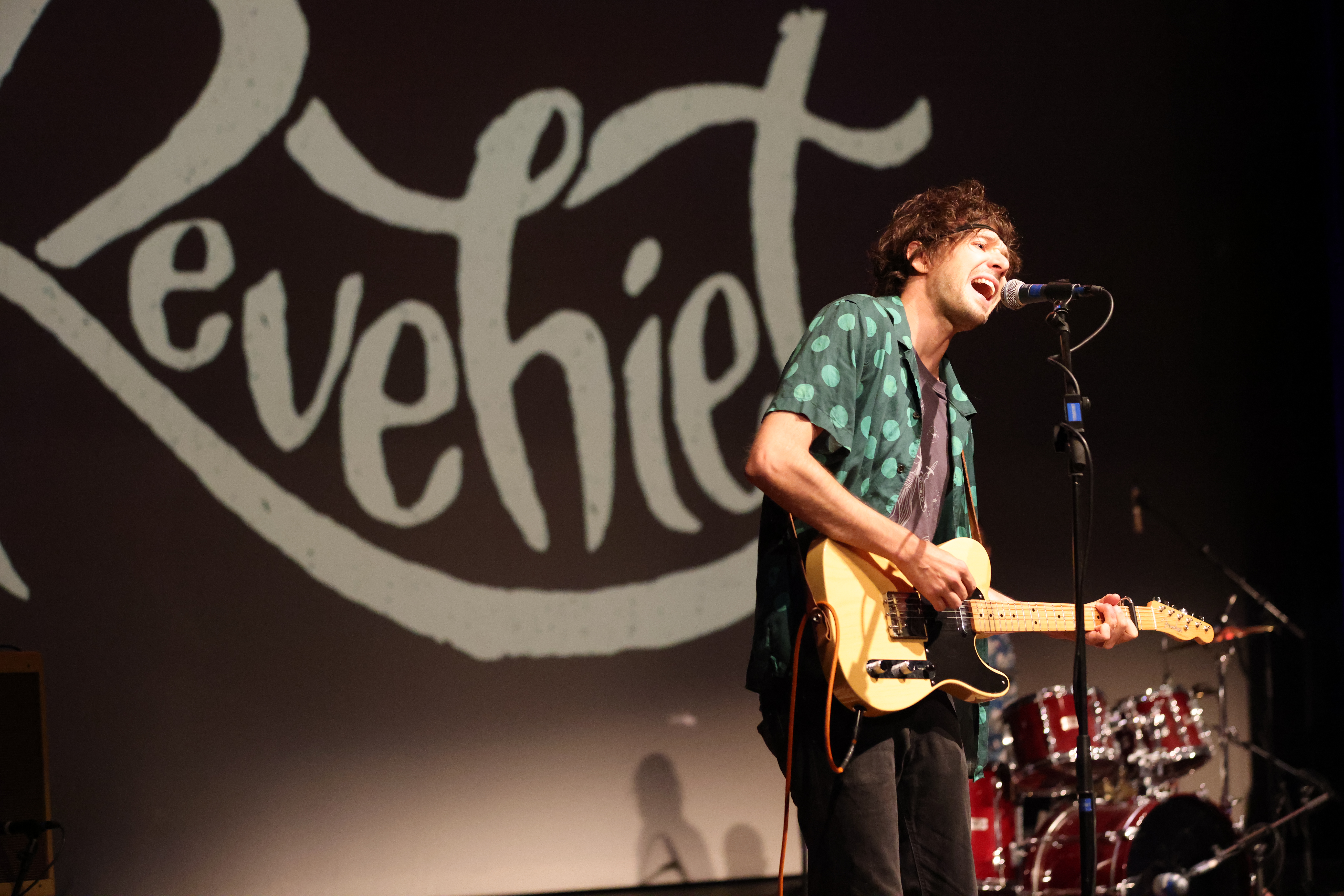 Oddbjørn Austevik ga alt under dagens lunsjkonsert. Revehiet serverte en opprocka lunsj til rundt 300 fremmøtte- Foto: Alf-Einar Kvalavåg