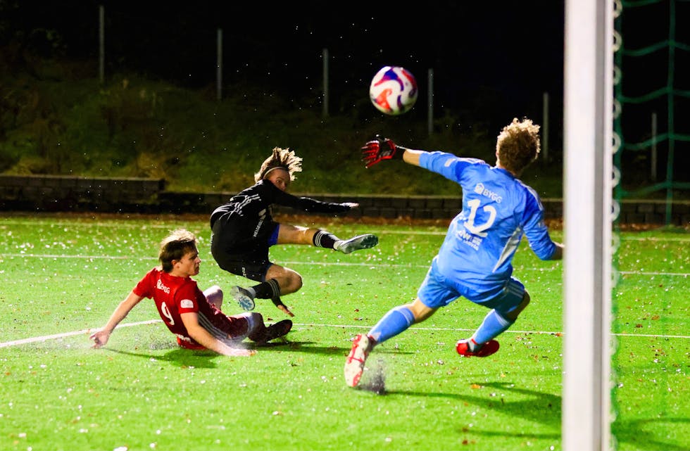 Jørgen Røksund tryller inn 2-0 og alt så bra ut. Det endte godt likevel. Foto: Alf-Einar Kvalavåg