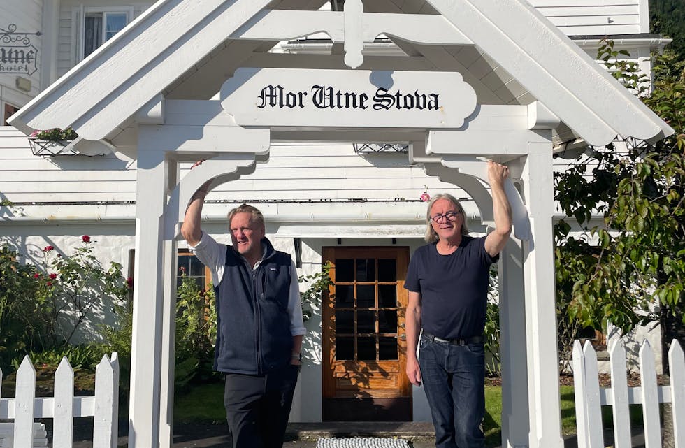 Bjørn Hettervik og Bjørn Strandenes utanfor det over 300 år gamle Utne hotell.
Foto: Privat