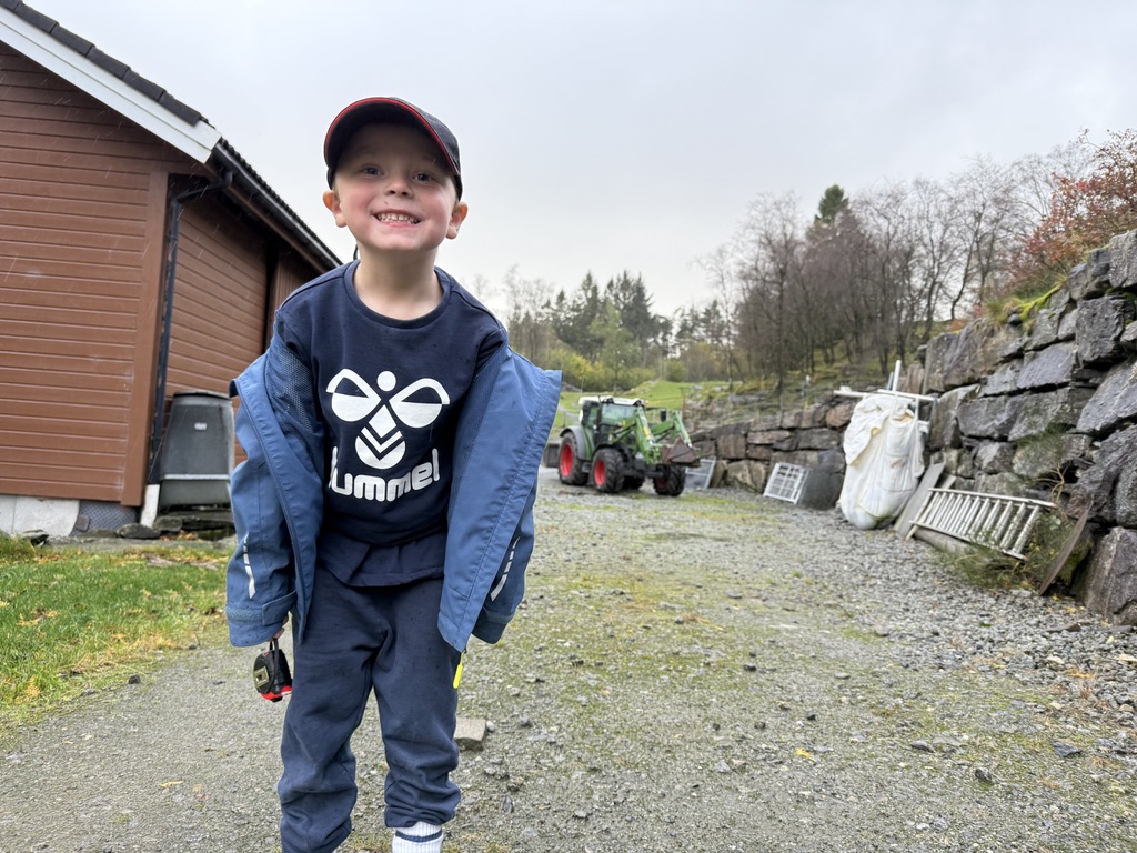 5-åringen har allerede bestemt seg for karriereveien videre: han skal bli bonde. Joar elsker traktorer! Foto: Malene Sørensen Lundberg