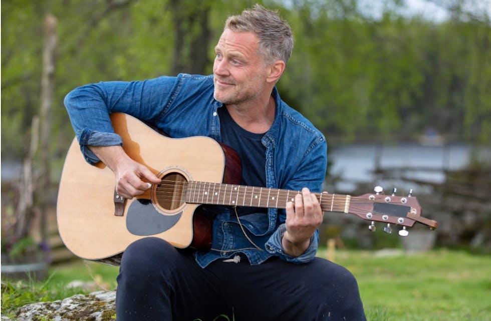 Heine Totland er en av landets travleste entertainere, og har høstet stor suksess for sine show på Ole Bull Scene i Bergen og på Latter i Oslo. I oktober kommer han til Damenes Aften i Tysvær. Foto: Pressebilde Heine Totland