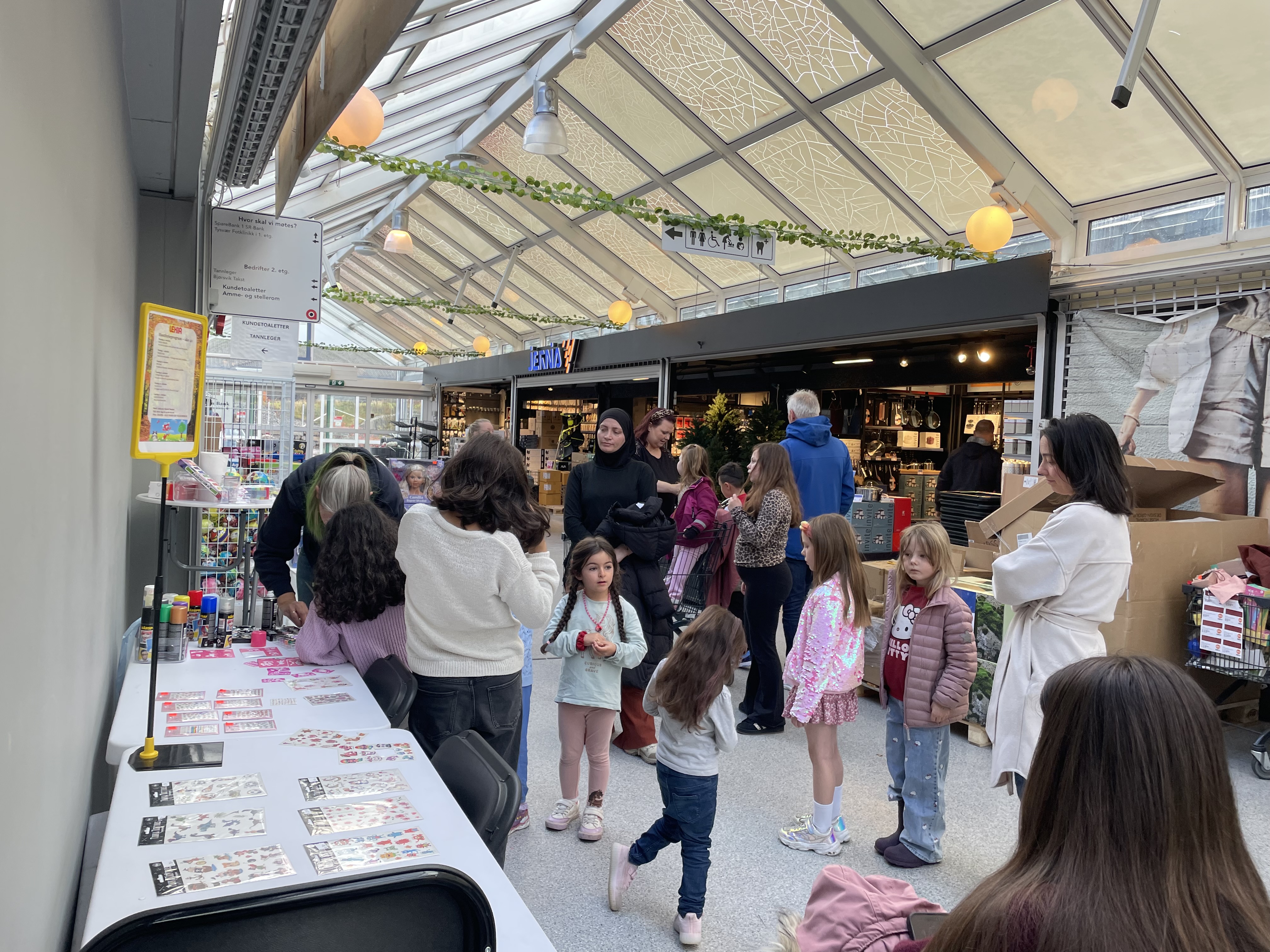 Ungene er klare for ansiktsmaling, hårpynting og «tatovering» på Lekia.