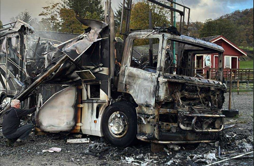 Dette er det sørgelege synet dagen derpå. Brannmannskap måtte ta ein kontrollert nedbrenning.