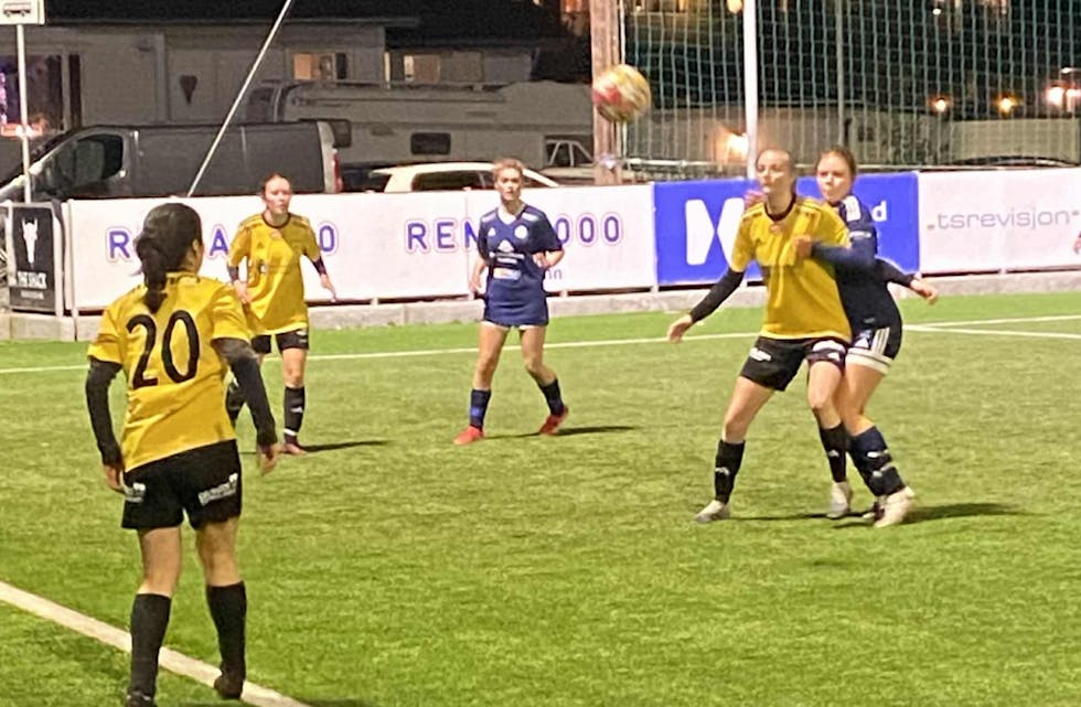 Ine Mari S Nyborg (Th i gult) skårer fire mål i kveld. Sakina Zuhab (med nr 20 på ryggen) skårer også et mål. Bakerst Emma Askeland.