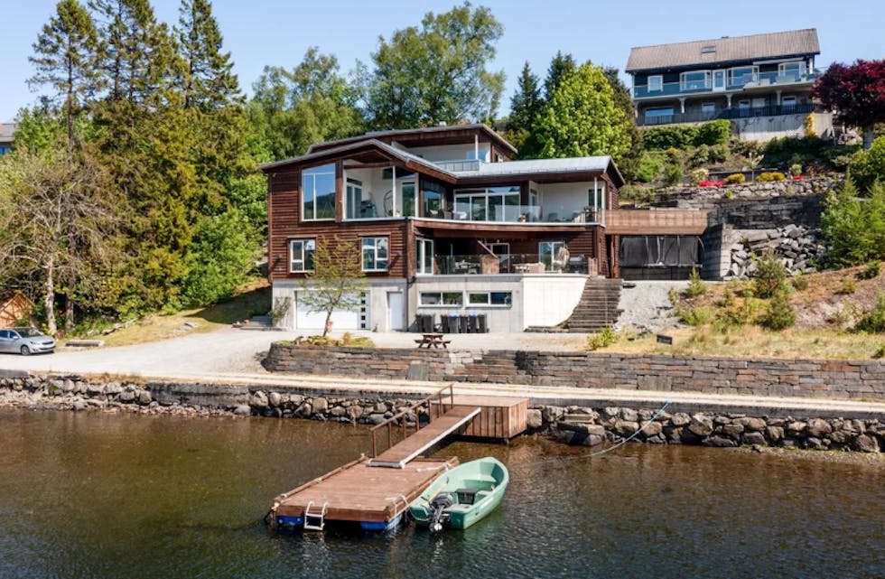 Den unike eiendommen til byggmester og takstmann Roar Ingebrigtsen i Førresfjorden Brygge 26 har fått nye eiere. Foto: Meglerhuset Rele