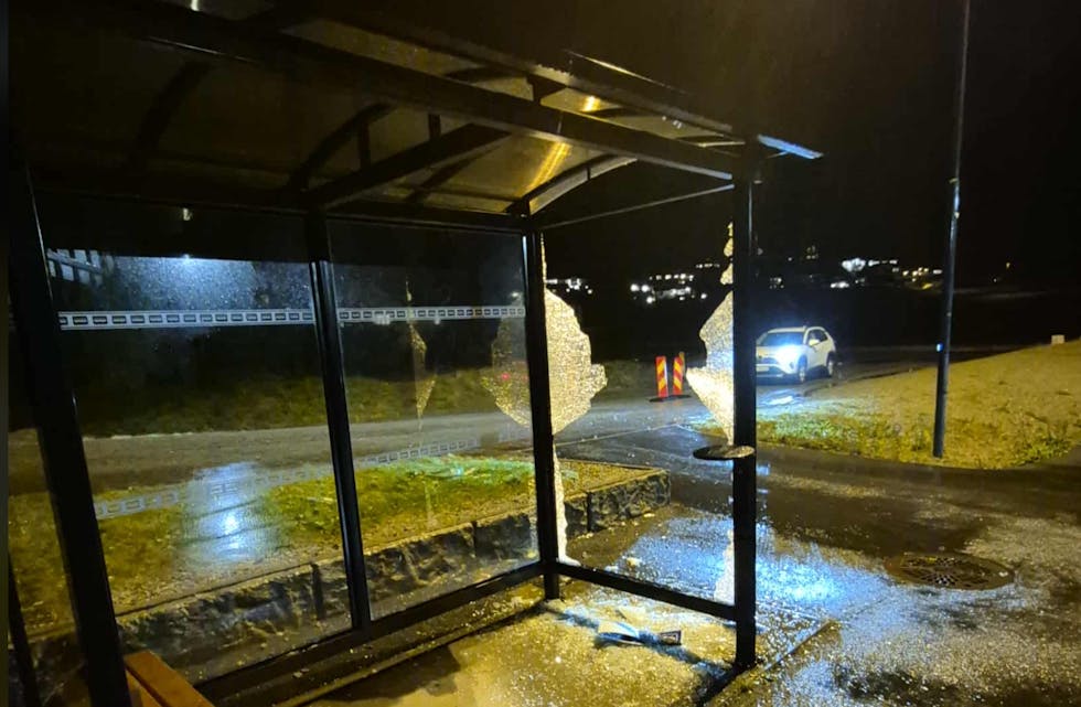 Slik ser det ut i Førre i kveld like ved skolen. I morgen tidlig kryr det av unger her. Foto: Joachim Kvalavåg