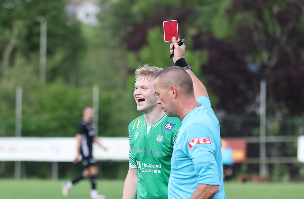 Mye handlet om tomålsscorer Mathias Kalstad Bringedal sist lagene møttes. HAn tok selv et rødt kort fra dommer Kjetil Nesbru med et smil. Foto: Alf-Einar Kvalavåg