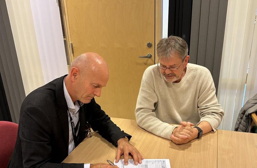 Daglig leder Geir Egil Høvring ved GL Prosjektservice AS og kommunedirektør Sigurd Eikje signerte avtalen.
