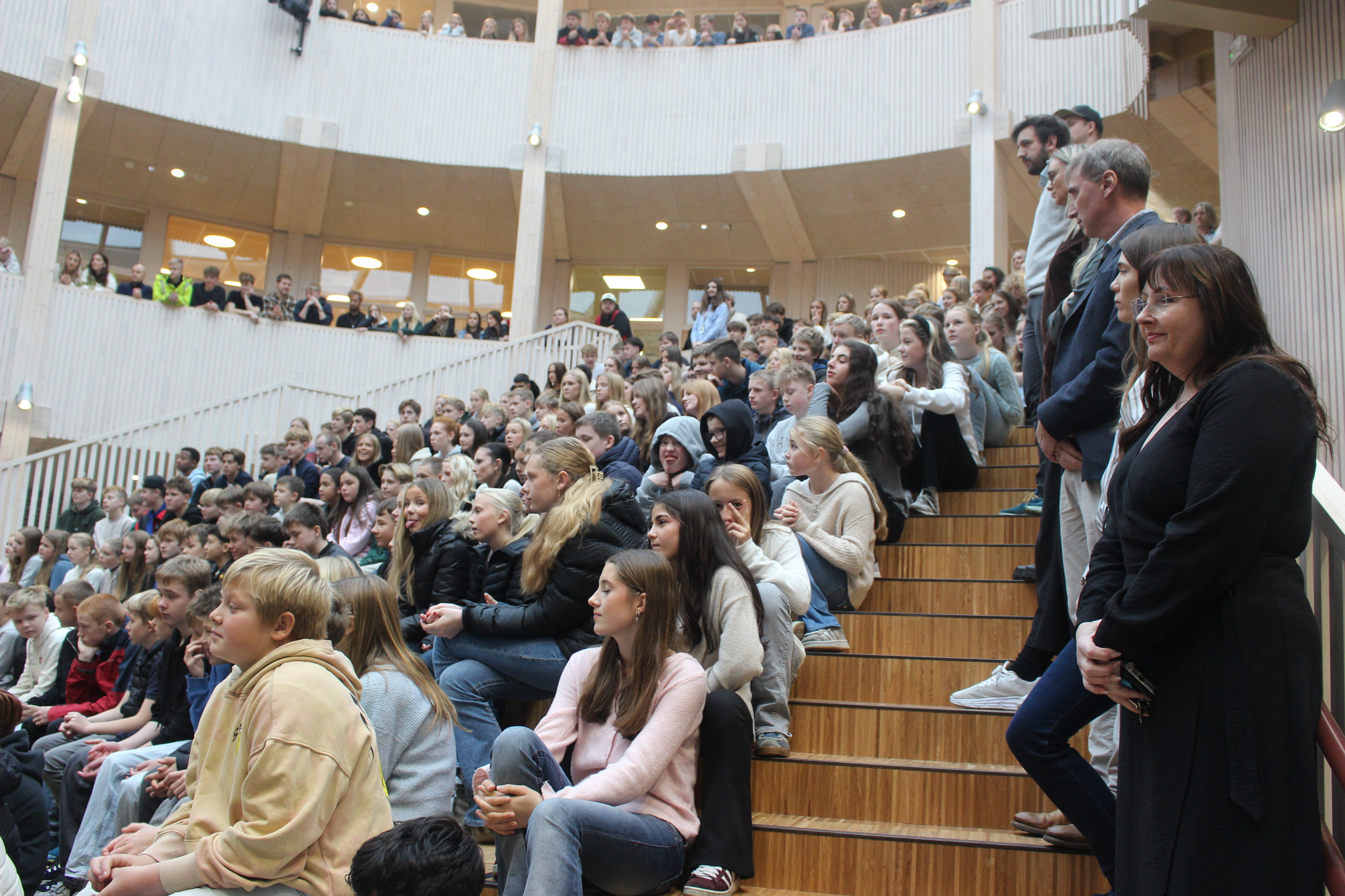 Det høyrdest knapt eit knyst frå dei omtrent 250 unge.