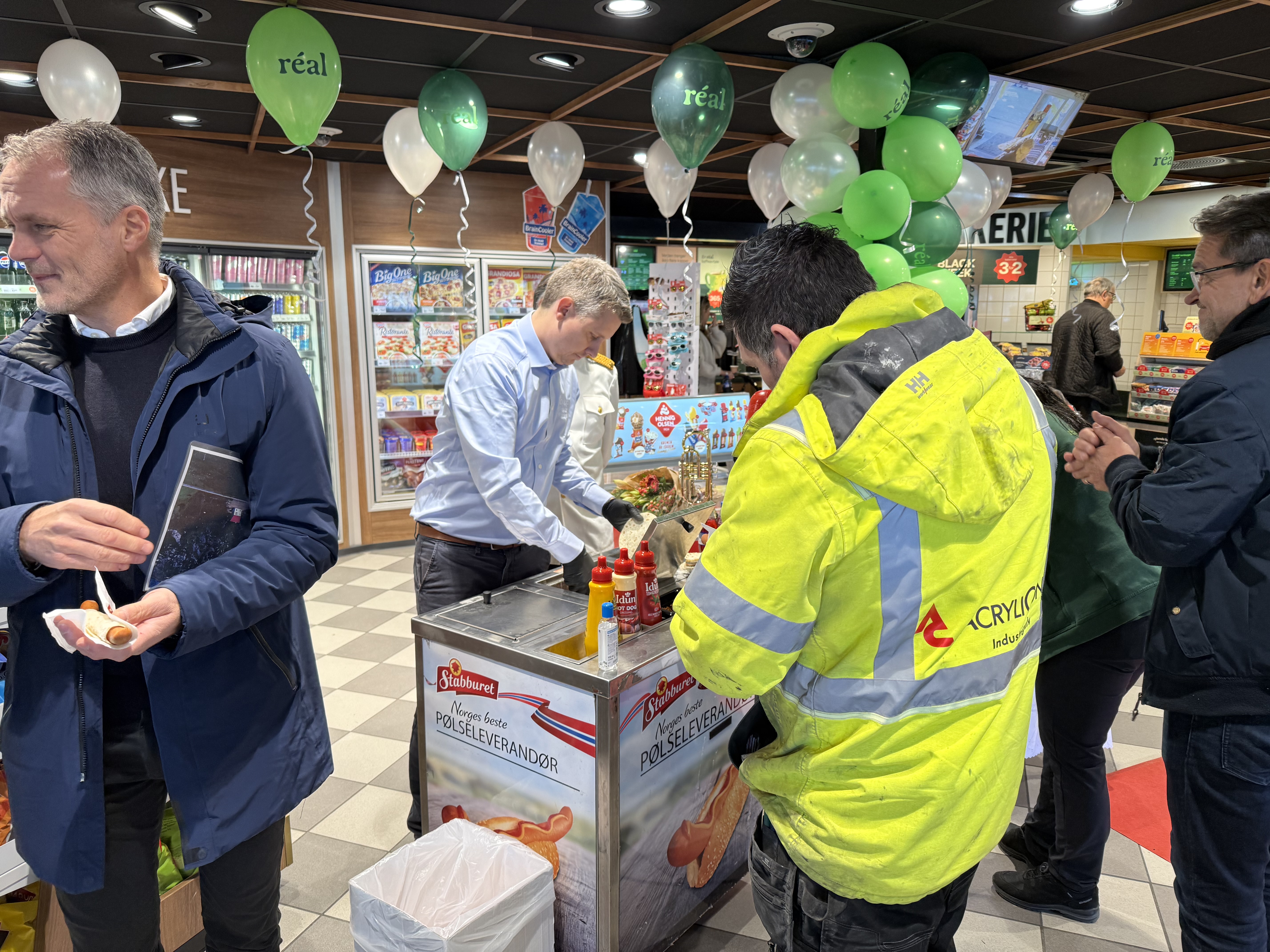 Kunder fikk servert gratis pølser, kaffe og kake.