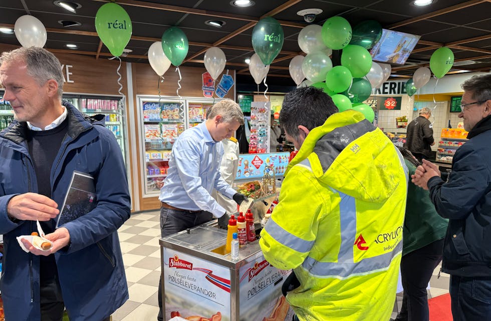 Kunder fikk servert gratis pølser, kaffe og kake.