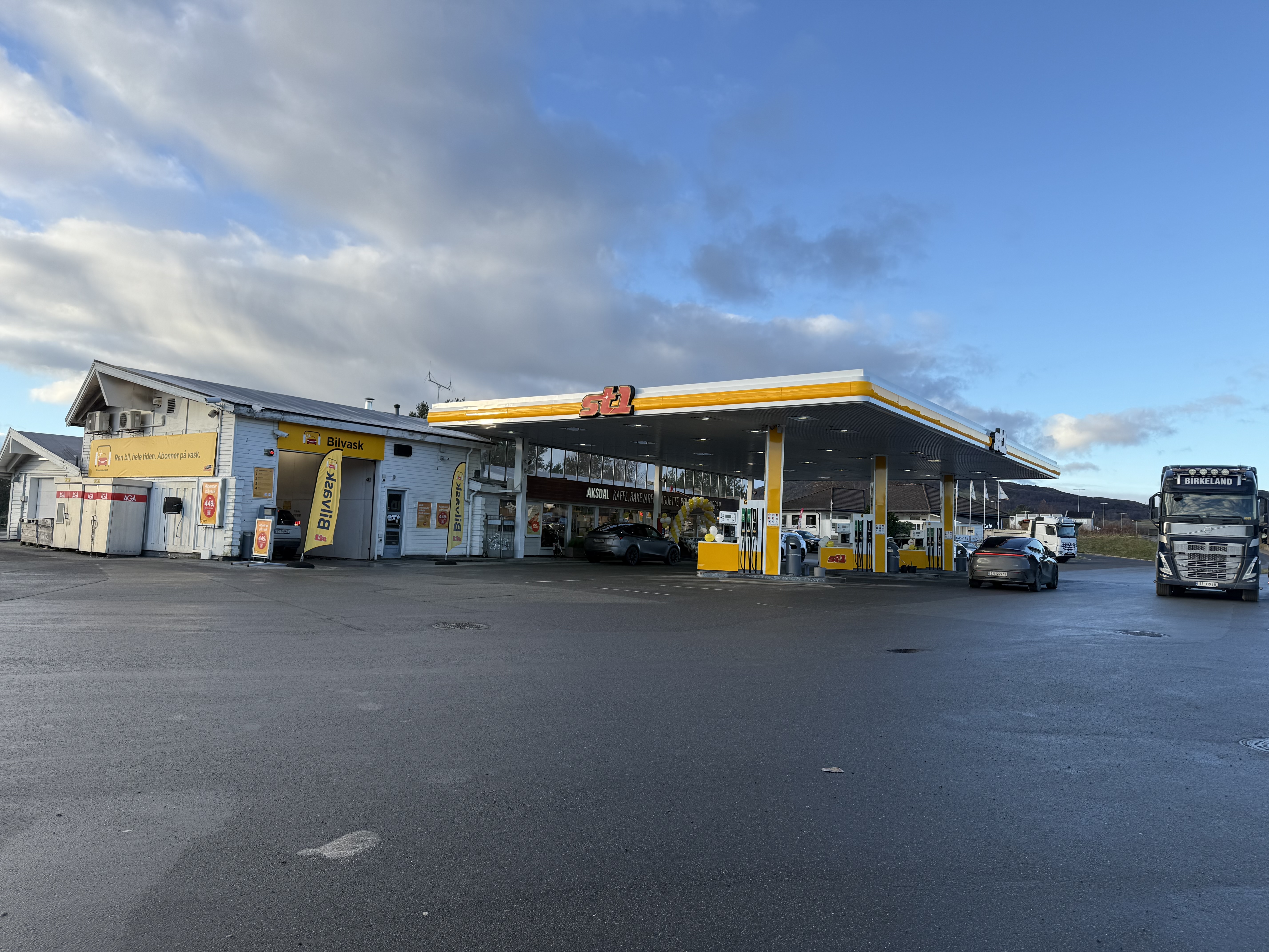 Det ble invitert til feiring hos St1 Aksdal.