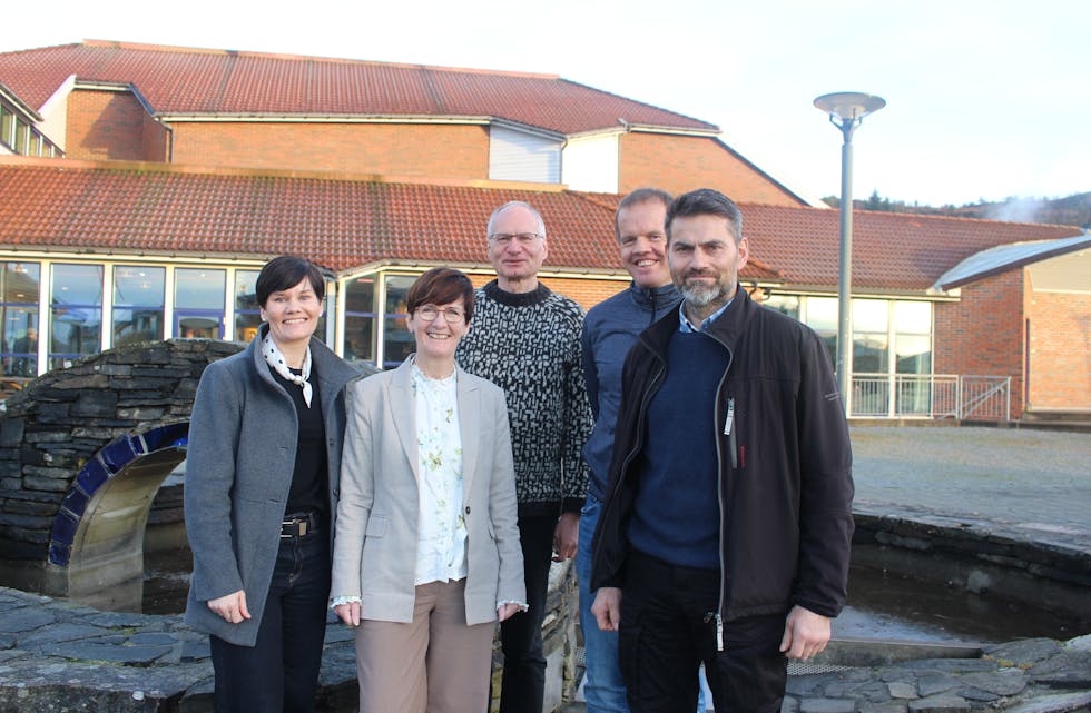 Det var folksamt på Tysværtunet tysdag føremiddag, der bønder og deira interesseorganisasjonar var komne saman for å drøfte satsing på biogass. Frå venstre Brit Astrid Grønning Strømfors, Tysvær kommune, Helga Hellesø, dagleg leiar i Rogaland Landbrukspark, prosjekteigar Peter Willmann frå Klepp kommune, bonde og lærar Jan Arild Anda og Ingve Skretting, som også er bonde frå Jæren. Dei hadde viktige tankar å bidra med på møtet.