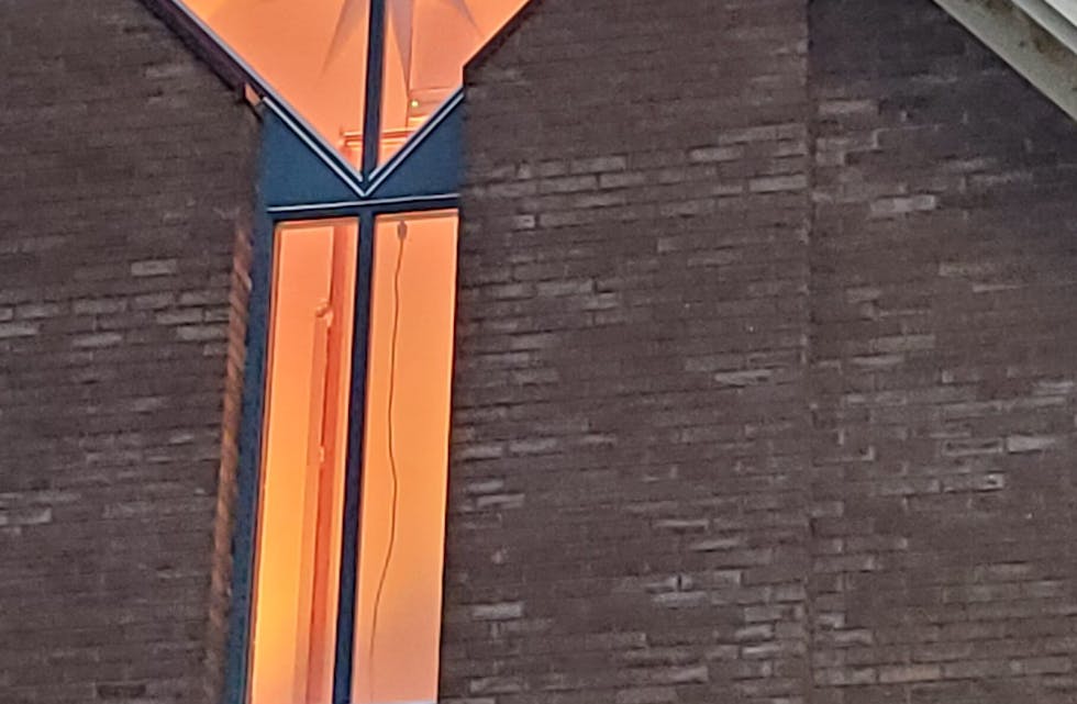 Oransje lys vil fylle kirketårnet i Aksdal kyrkje.