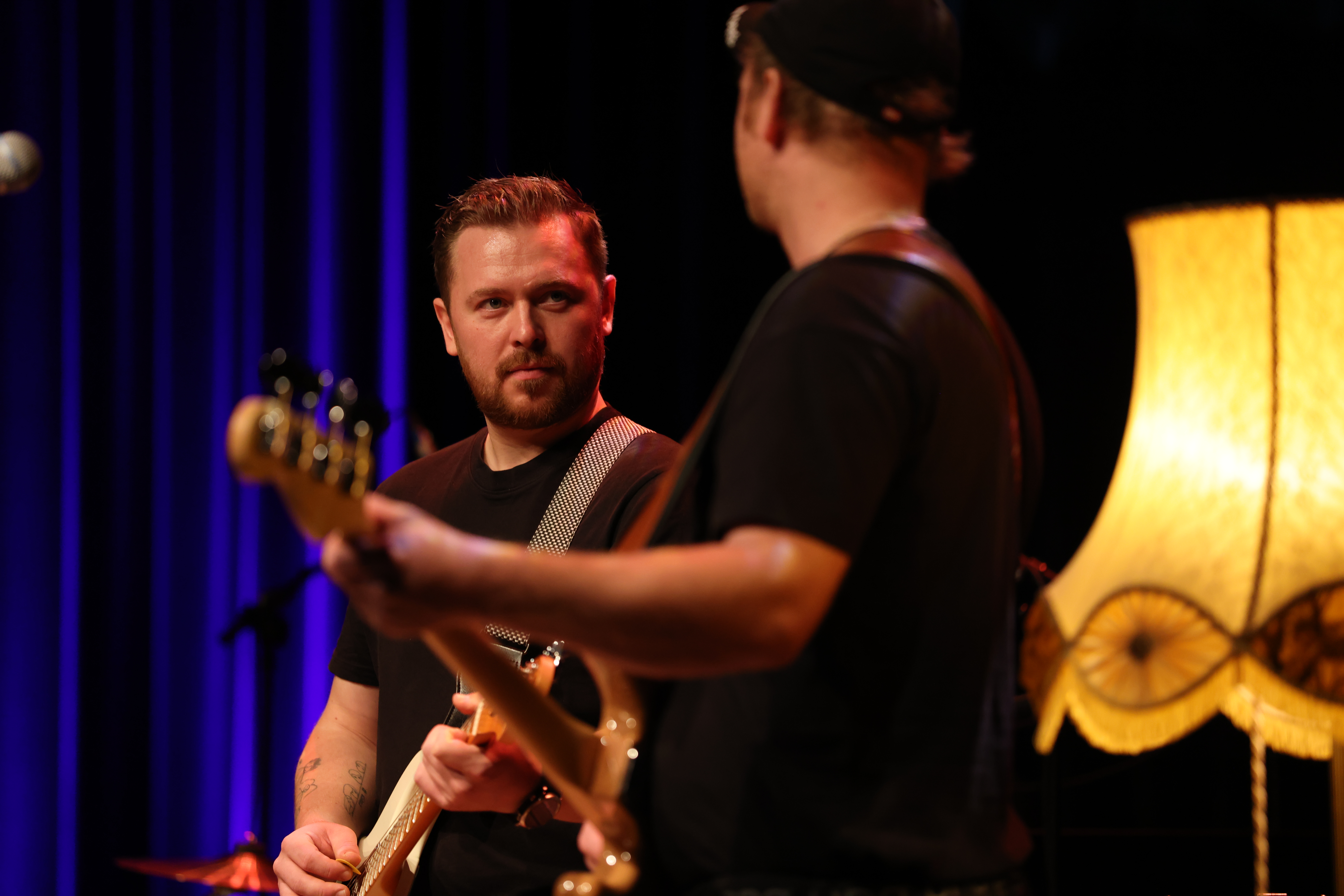 Øyvind og Kjetil Østebøvik i Aksjon i Tysværtunet i dag. Foto: Alf-Einar Kvalavåg