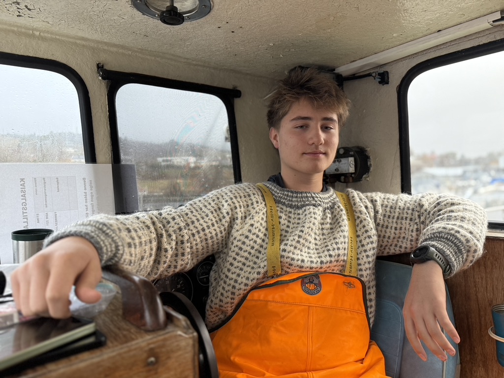 Hans Magnus (15) brukte konfirmasjonspengene sine – med litt hjelp av faren – til å kjøpe seg båten «Stina». Han trives ute i den salte sjøluften og tjener greit med penger på interessen.