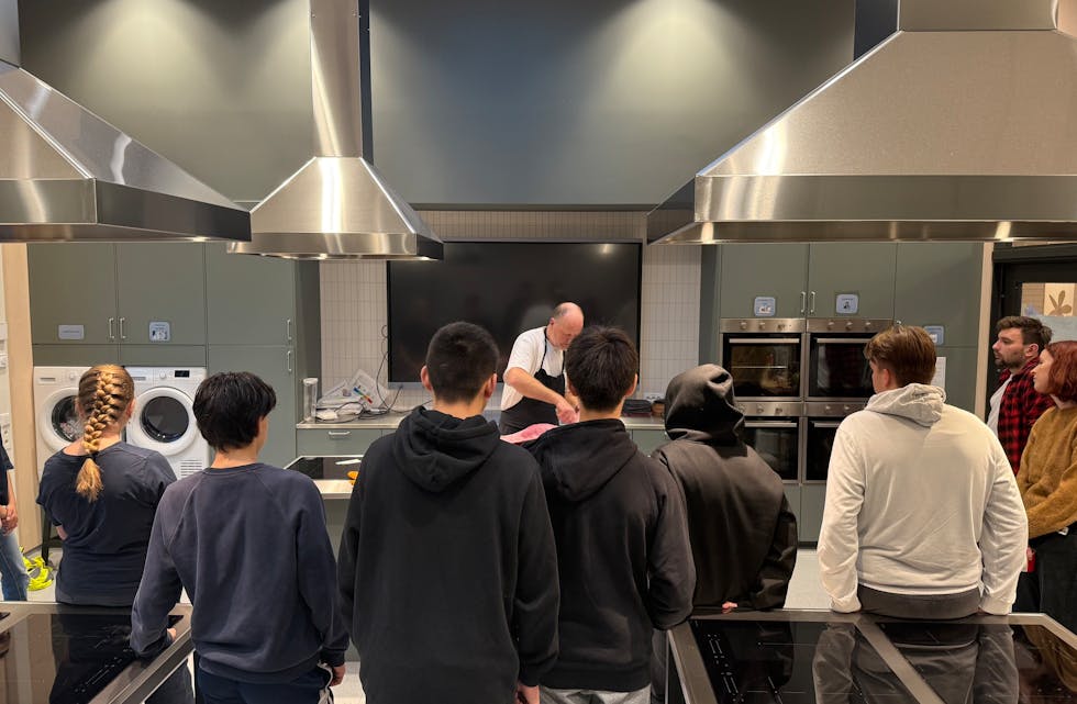 Gunnar Bokneberg viste hvordan kjøttet skjæres.