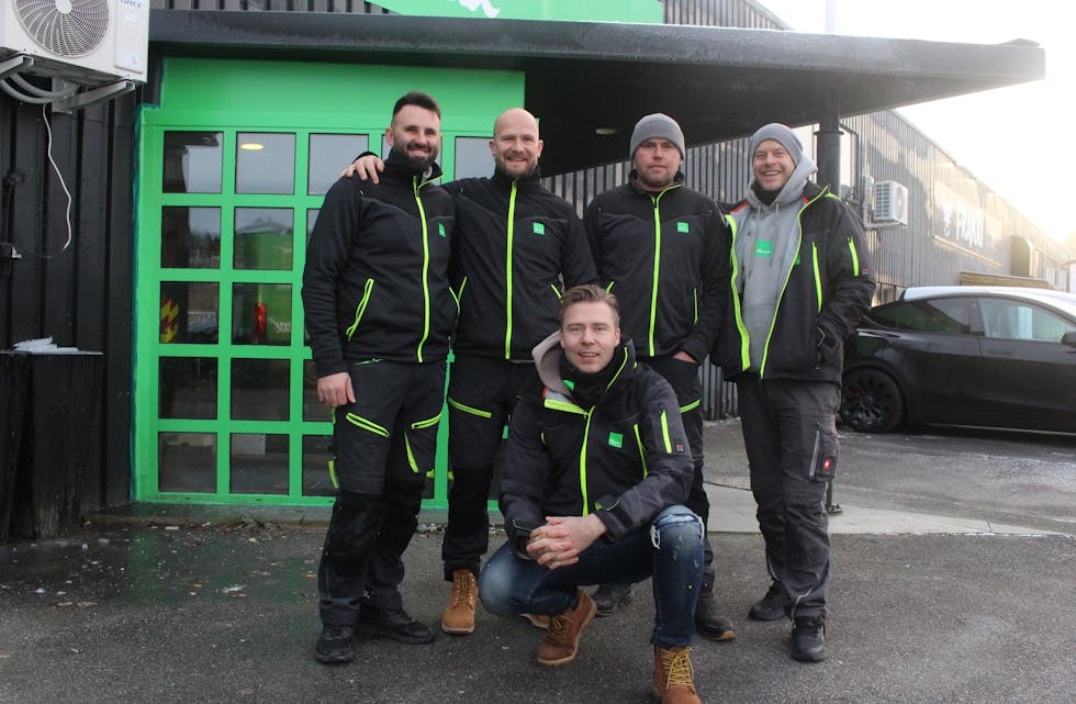 Sanel frå Bosnia, Ajdin frå Bosnia, Roman frå Ukraina og Tor Arne frå Haugesund. I tradisjonell fotballpositur Alexander frå Førre fremst i bildet. Foto: Marit Tvedt