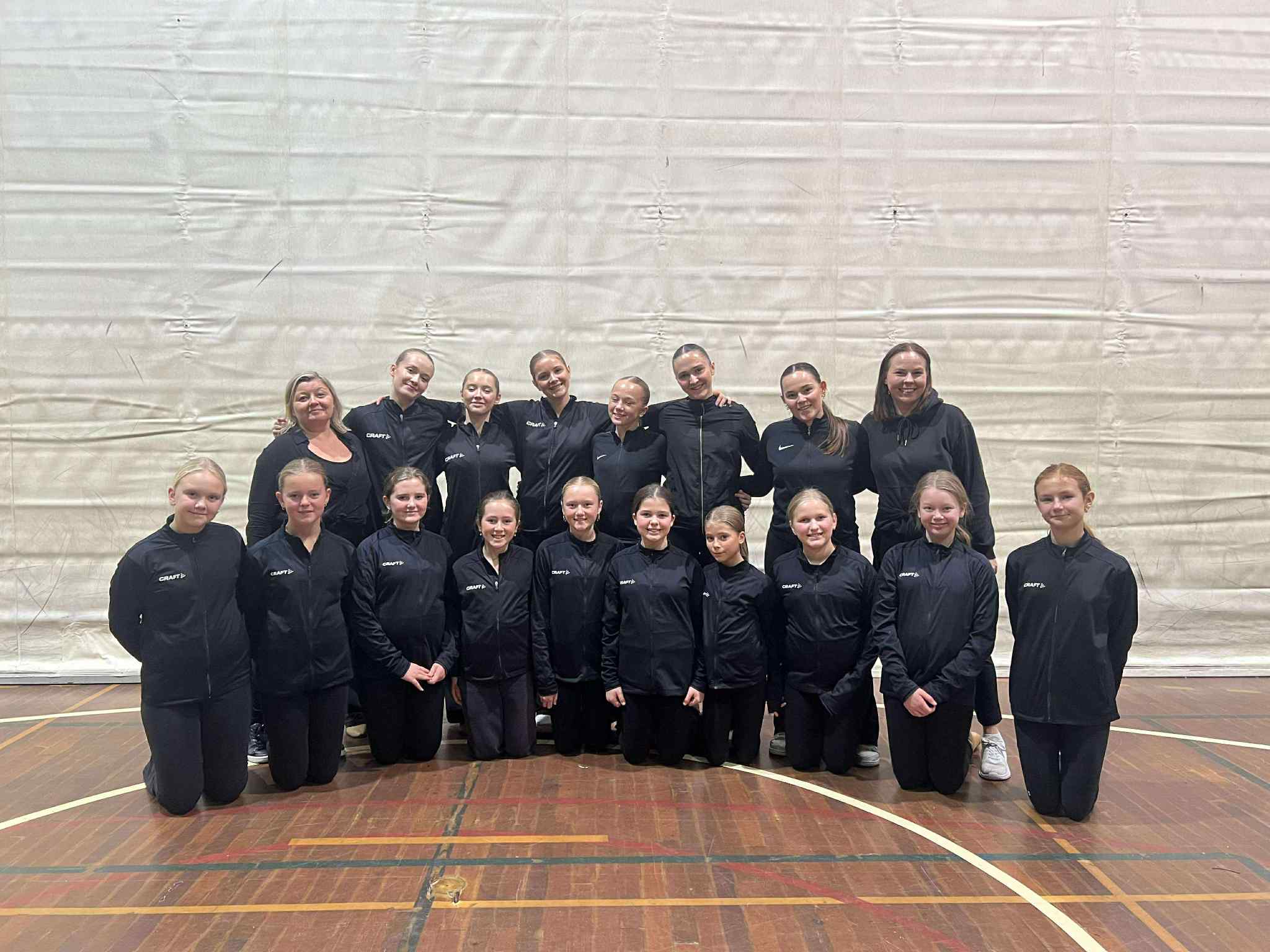 Bak fra venstre: Veronica Snare, Mathilde Gresvold, Anine Fagerland, Marta Milje-Larsen, Nora Serine Strand-Skau, Malene Kristofa Aartun, Maria Søvik, Åshild Knudsen Foran fra venstre: Mathilda Kleppe, Mathea Askeland, Ella Tverrå, Tiril Rullestad, Leona Strand-Skau, Frida Kristiansen, Vilde Våga, Andrea Skilbrei, Henriette Strømø Enoksen og Selma Mæland.