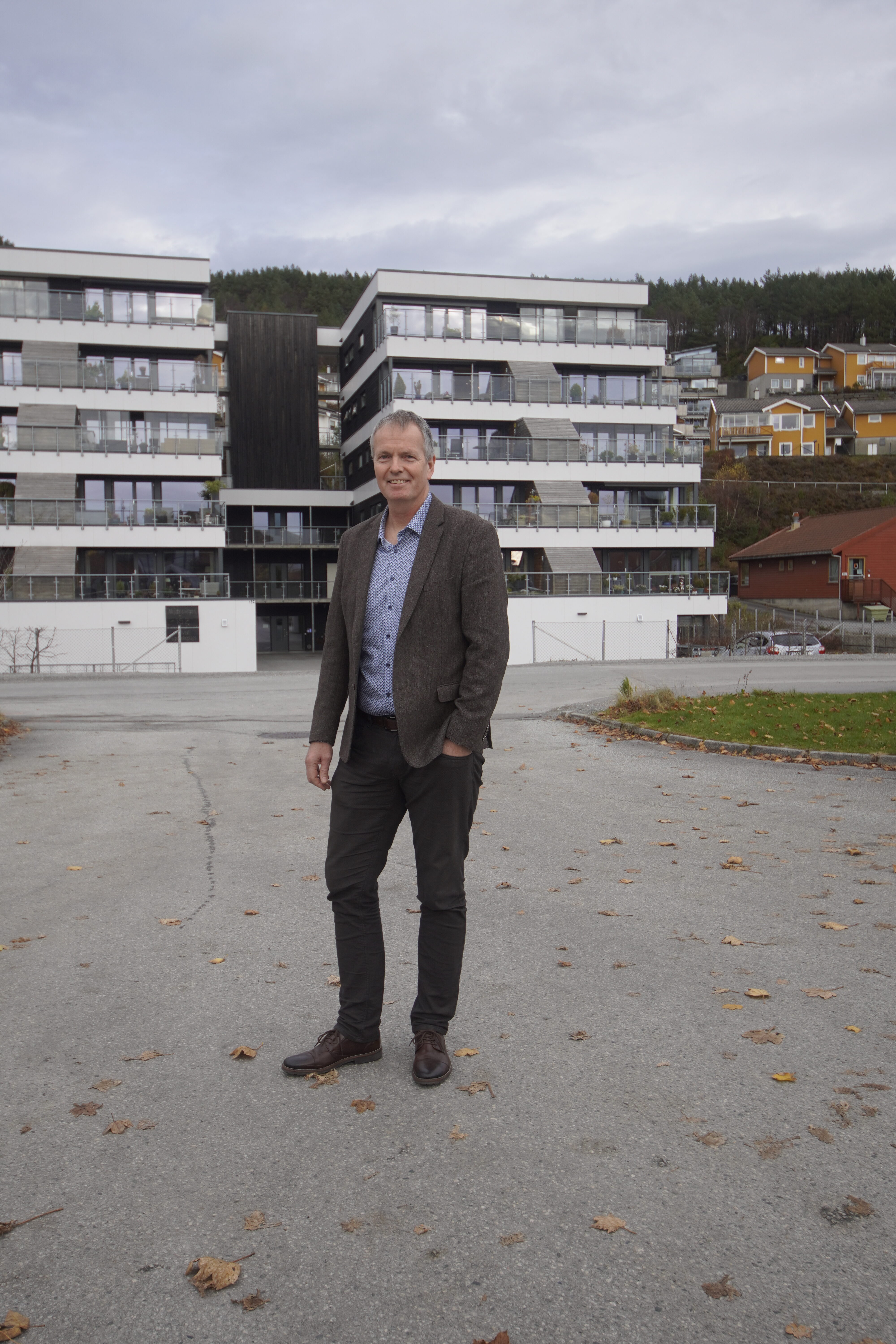 Kjetil Alvheim foran Bringedalstunet som han var med på å bygge for daværende Odd Hansen. I dag ser han tilbake på en flott tid, mange spennende oppgaver og gode kollegaer. Den nye jobbhverdagen hans er salg av garasjeporter for firmaet Perleporten.