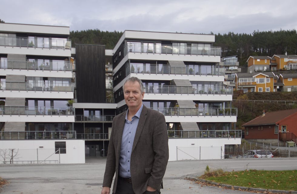 Kjetil Alvheim foran Bringedalstunet som han var med på å bygge for daværende Odd Hansen. I dag ser han tilbake på en flott tid, mange spennende oppgaver og gode kollegaer. Den nye jobbhverdagen hans er salg av garasjeporter for firmaet Perleporten.