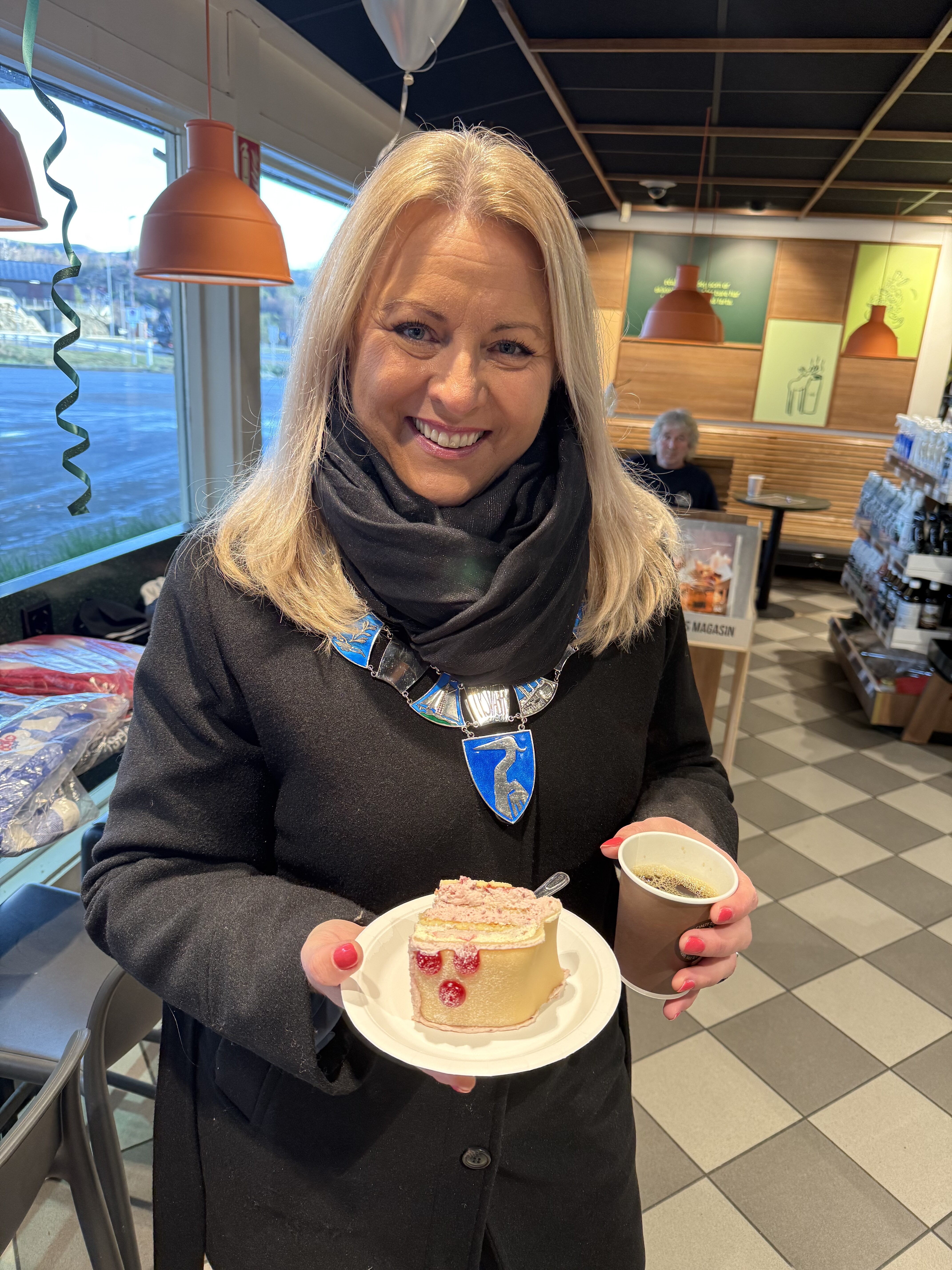 Ordfører Monika Lindanger på dagens andre åpning - etter å ha markert åpningen av veinettet ved Aksdal senter.