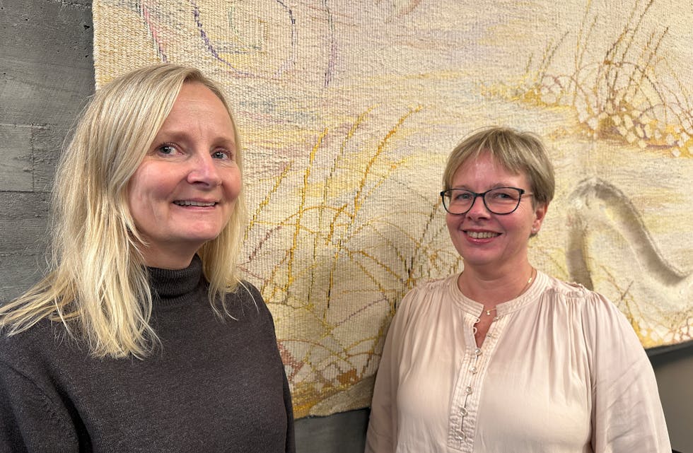 Anita Haugland Grainger, arbeid- og habiliteringssjef til høyre, og Anne Sofie Alendal, Fagutvikler eHelse og fagsystem.