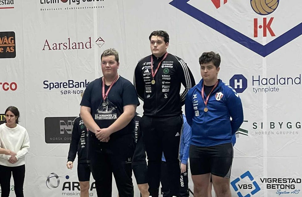 Ove Berge Christiansen (t.v) deltok i NM Ungdom denne helgen. Han sikret seg 2. plass i klassen sin 94+.