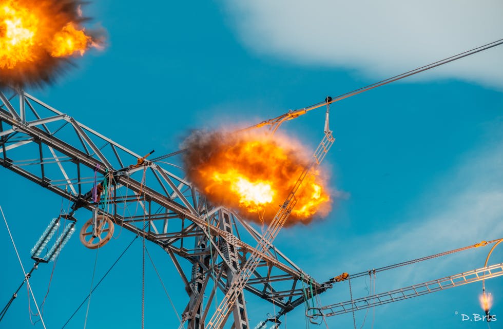 I forbindelse med strekk av ny kraftlinje til Gismarvik transformatorstasjon vil det kunne høres høye smell i området rundt Haugaland næringspark og Gismarvik havn de kommende ukene.